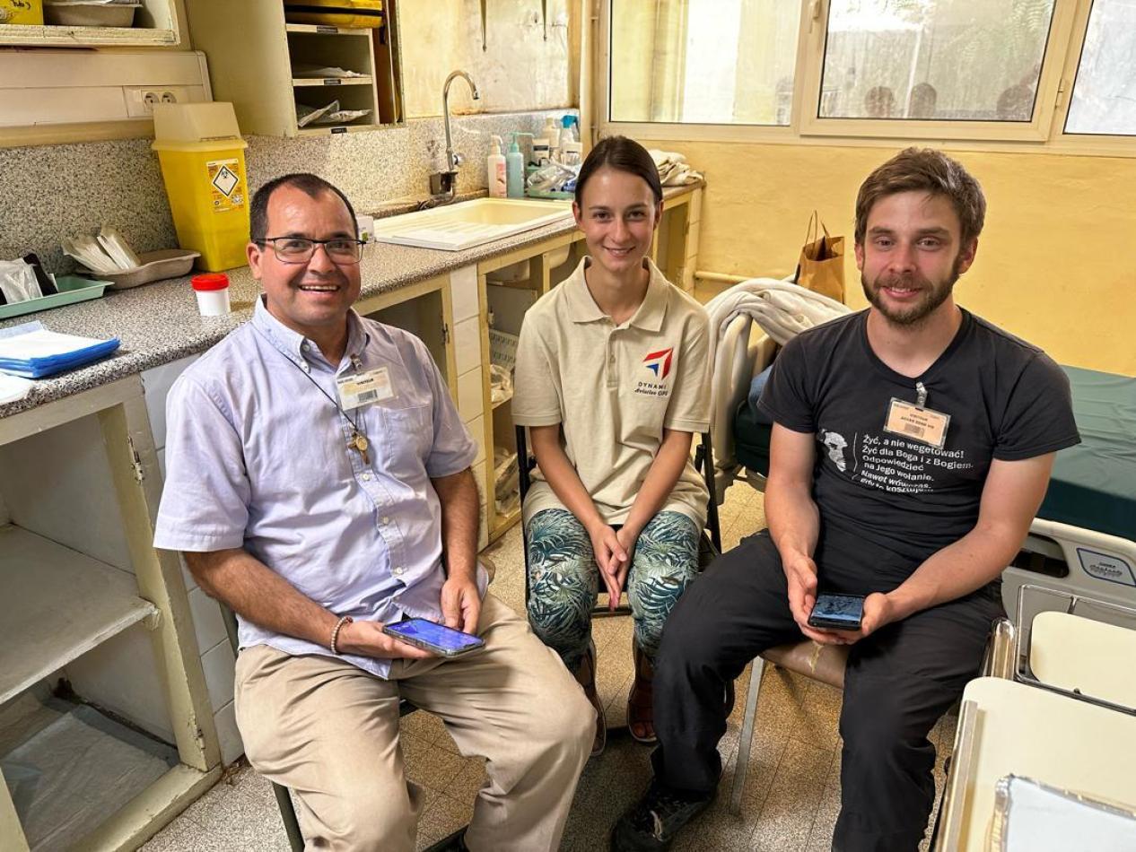 sr. Pompea with migrant women