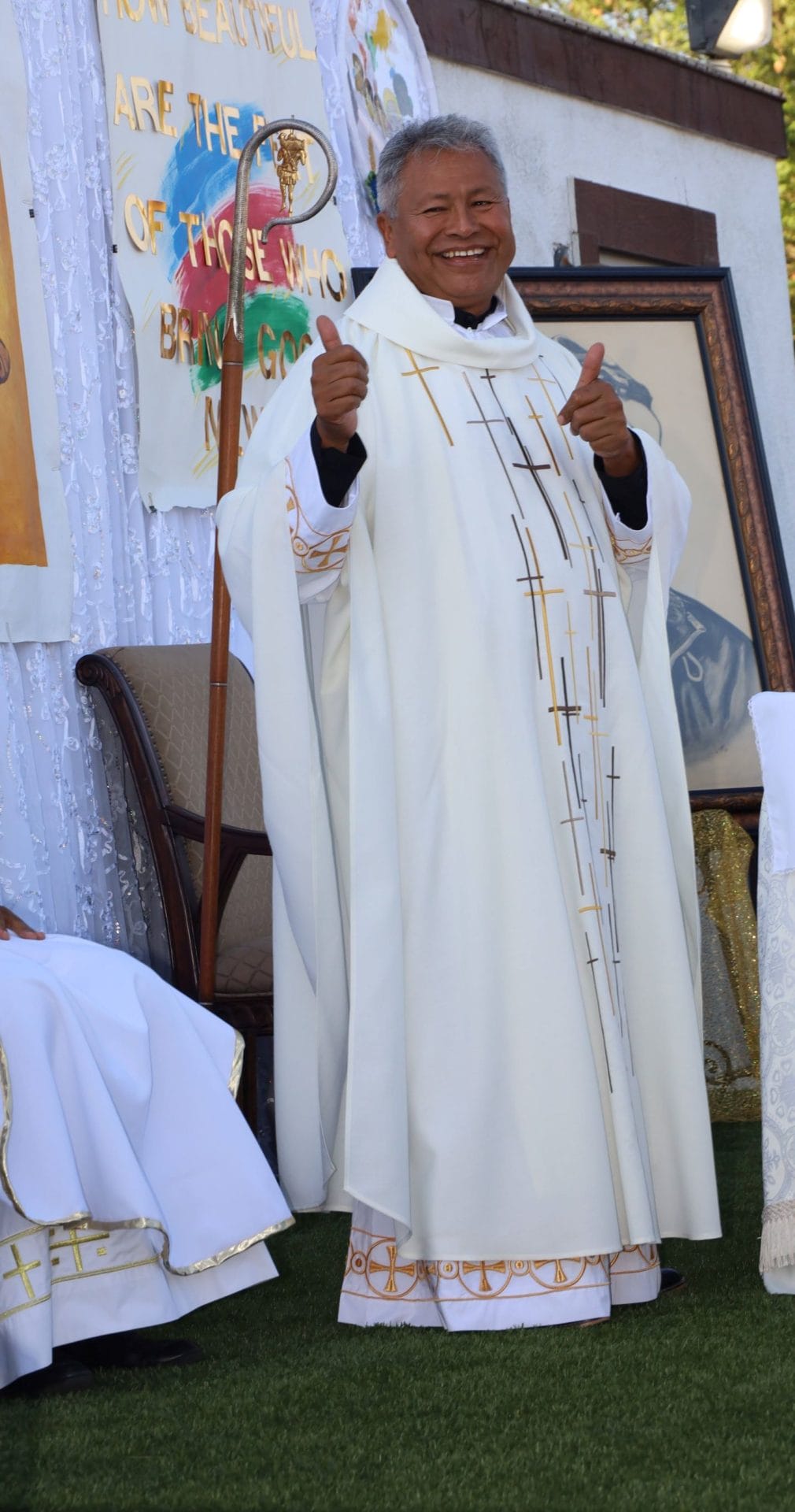 Fr Jorge gives a thumbs up at the end of Mass