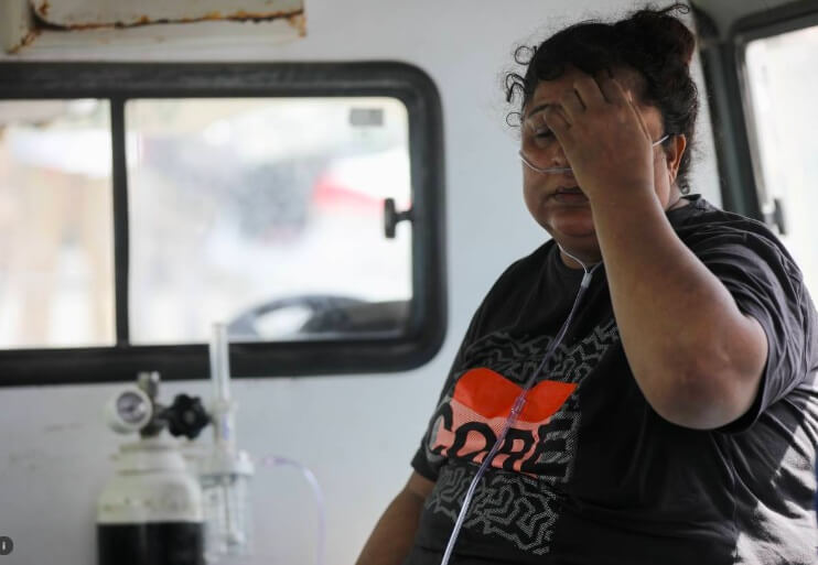 a patient in India received oxygen in an ambulance