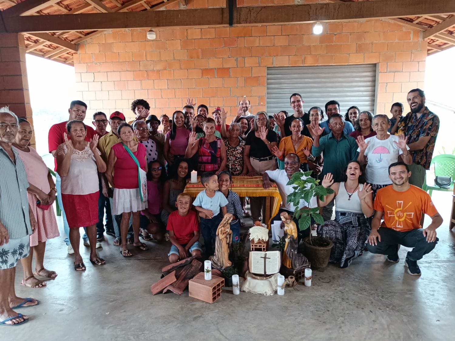 Group photo with the new community of Piquia da Conquista surrounding a small Nativity set